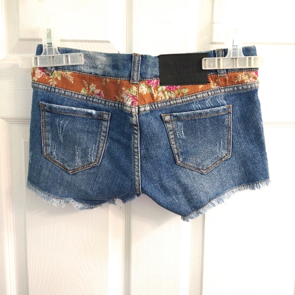 🕸AnM Original🕸 . . . 'Short Shorts' Distressed w/Floral Pattern - 26/2 - Picture 2 of 3